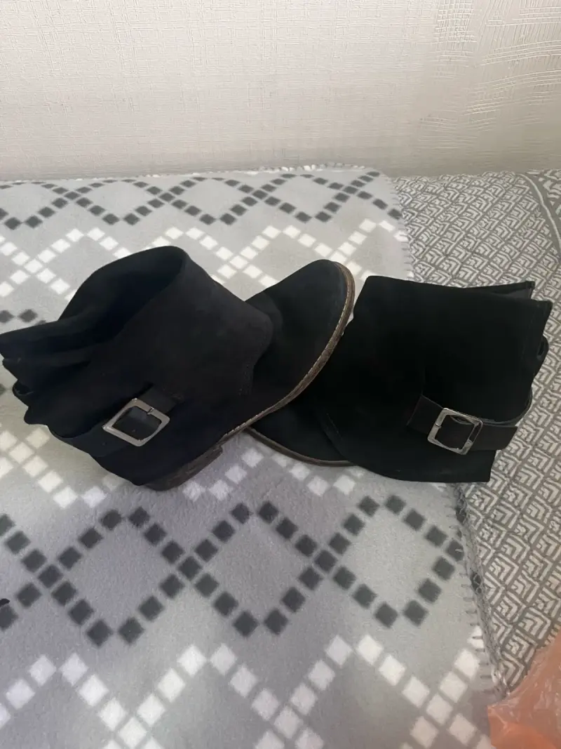 Botines negros con hebilla