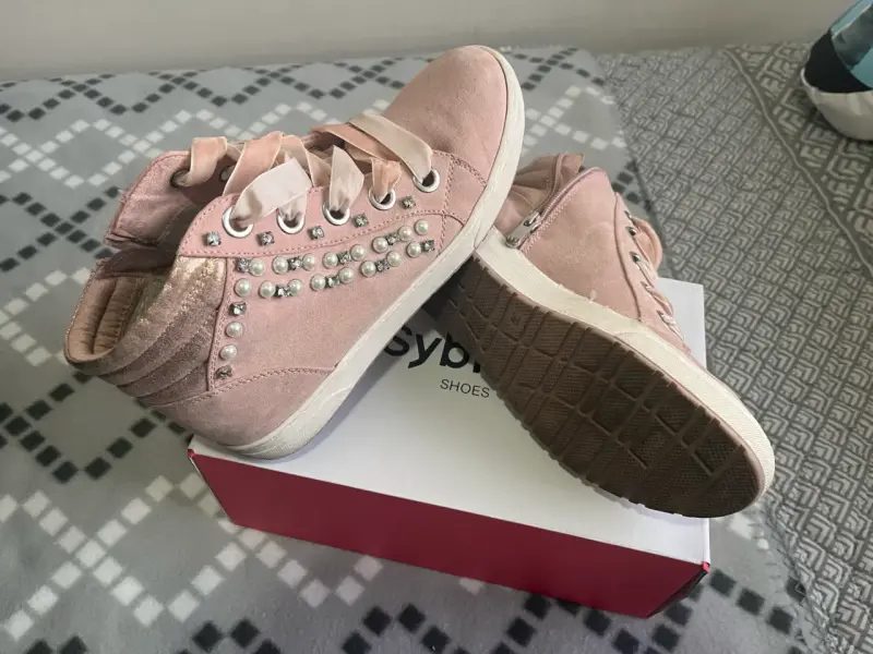 Zapatillas rosadas con tachuelas