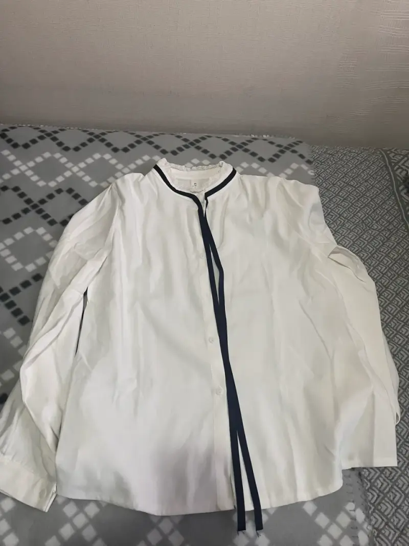 Blusa blanca con lazo negro