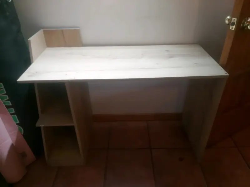 Escritorio de madera simple