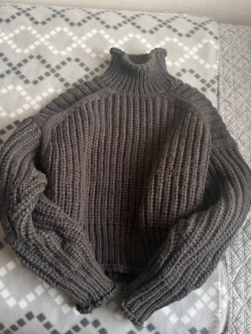 Suéter grueso gris oscuro