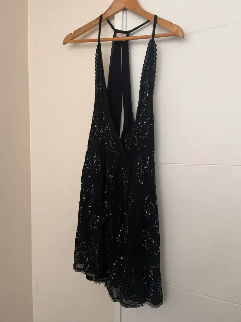 Vestido negro con lentejuelas