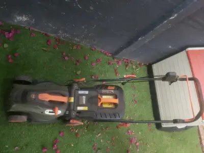 Cortacésped eléctrico naranja y negro - miniatura 2