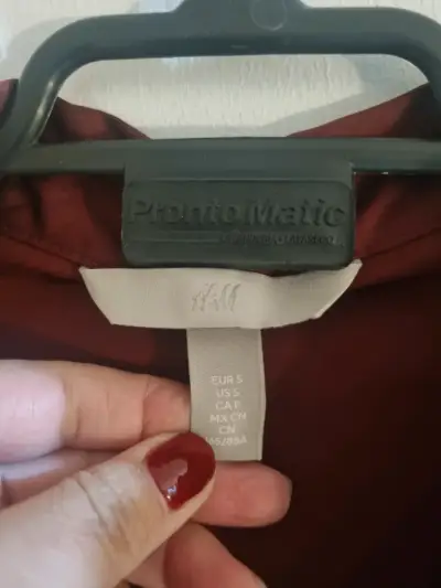 Camisa roja de vestir H&M excelente estado - miniatura 2