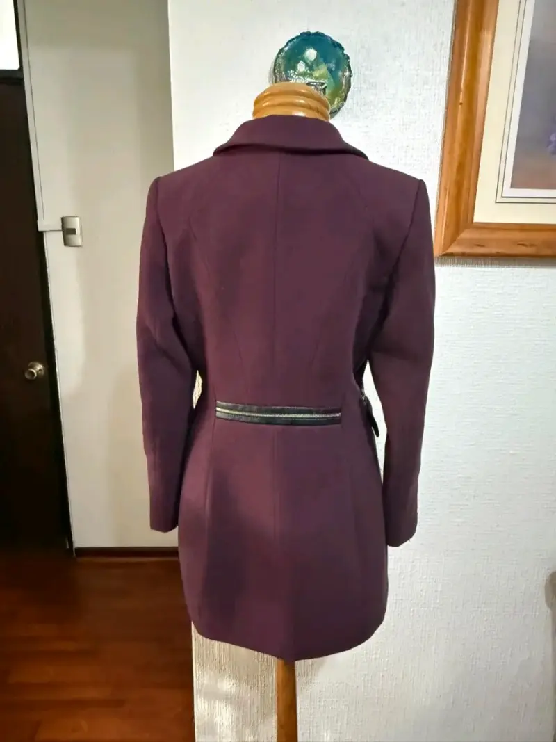 Abrigo morado elegante - 3