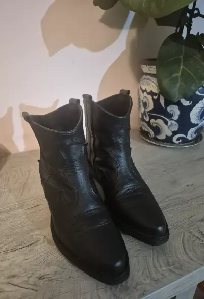 Botines de cuero negros marca NENA - miniatura 1