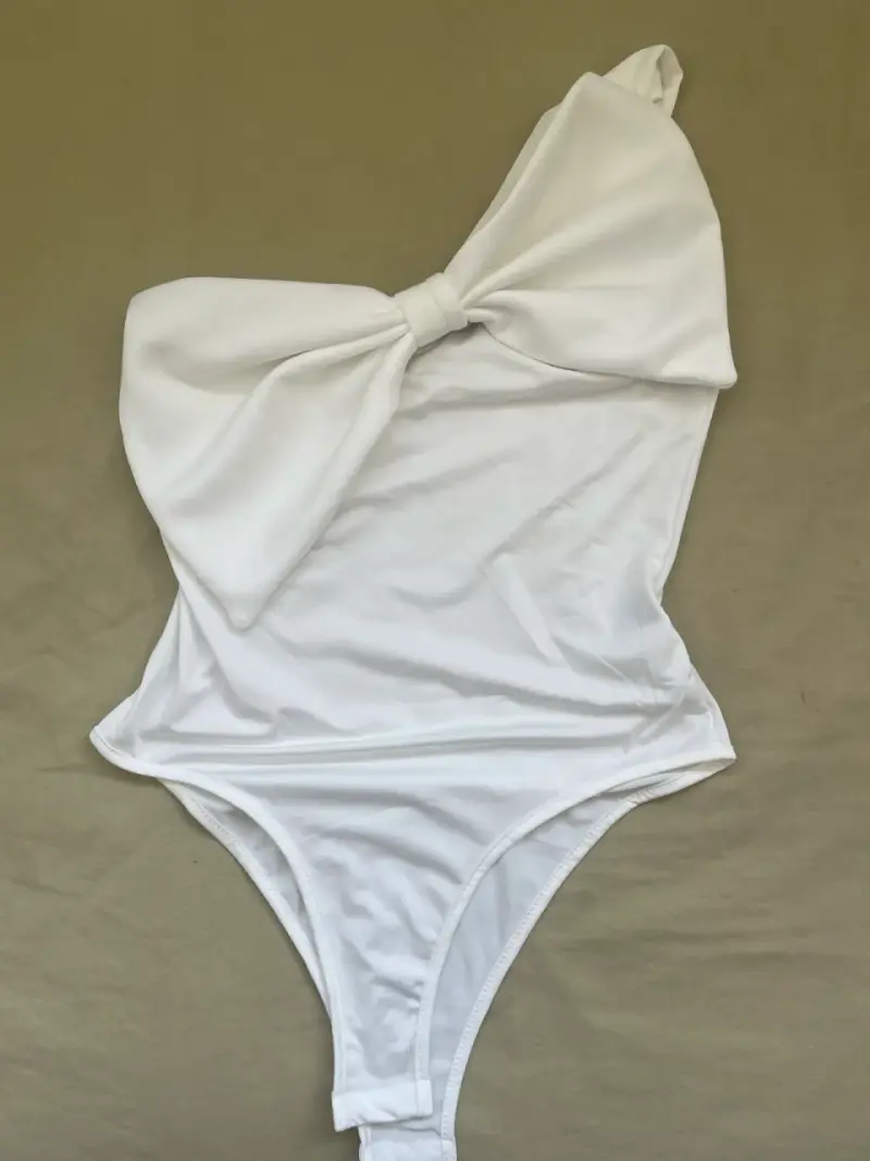 Body blanco con lazo asimétrico
