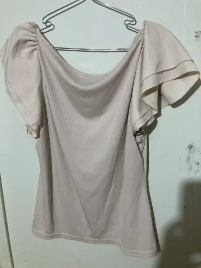 Polera beige con volantes - miniatura 4