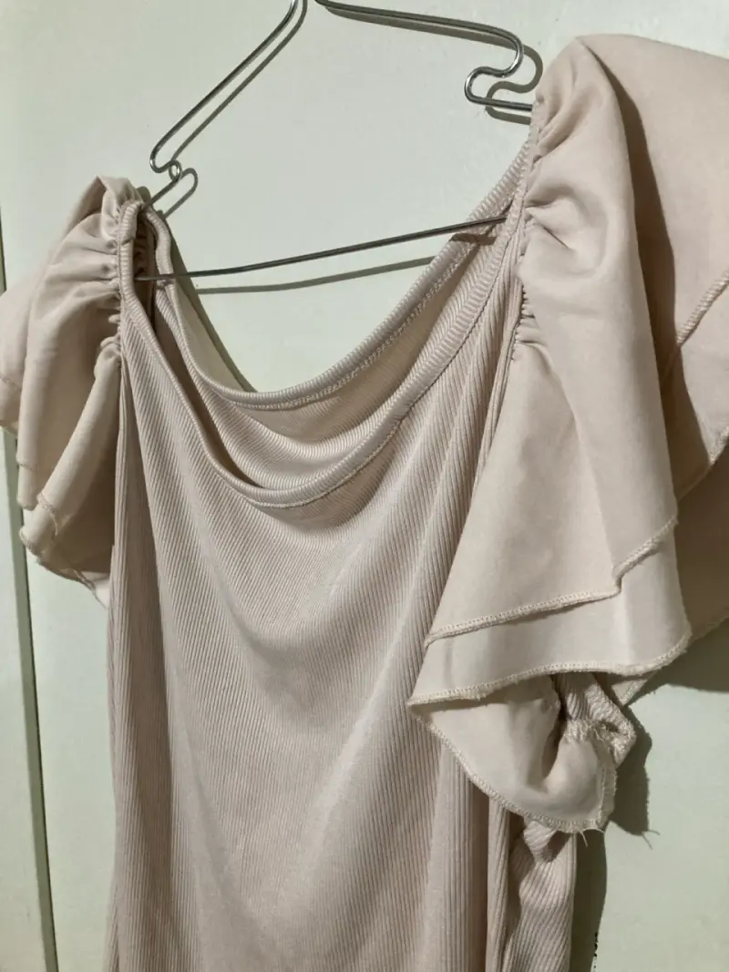 Polera beige con volantes - 5
