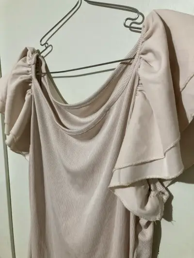 Polera beige con volantes - miniatura 5