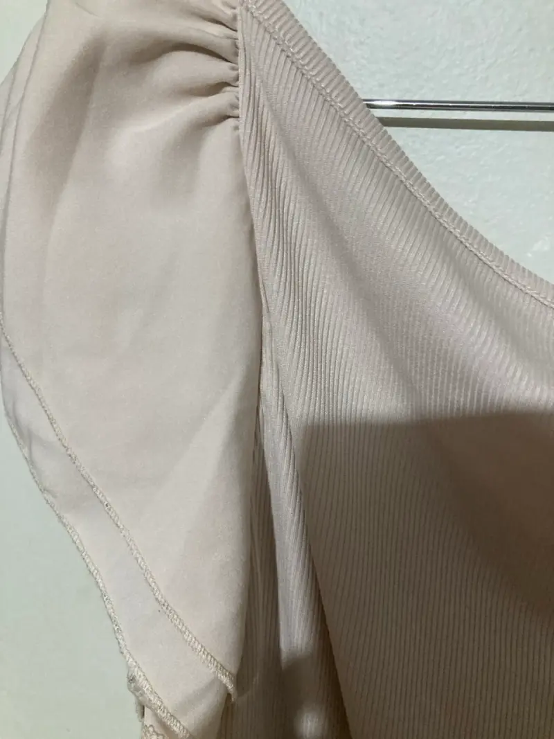 Polera beige con volantes - 6