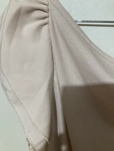 Polera beige con volantes - miniatura 6