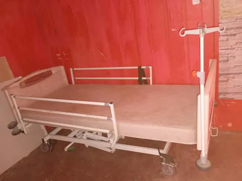 Cama clínica ajustable con ruedas - 1