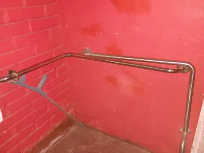 Cama clínica ajustable con ruedas - miniatura 2