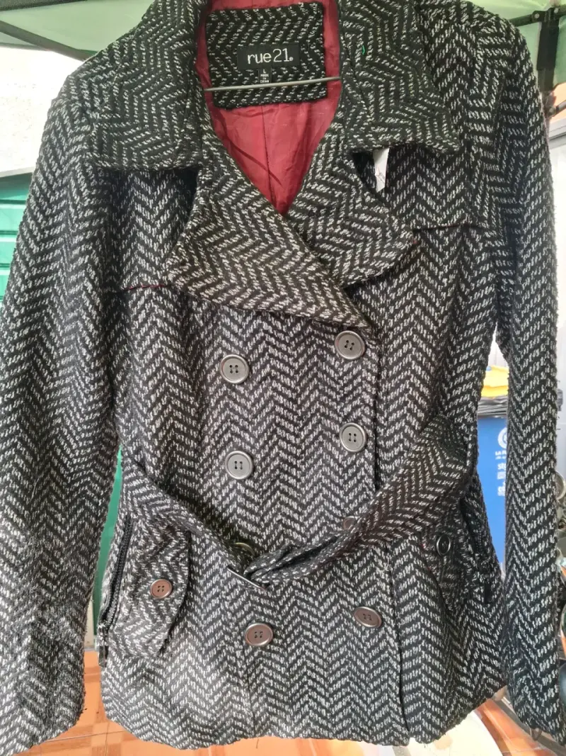 Abrigo negro Rue21 a cuadros - 1