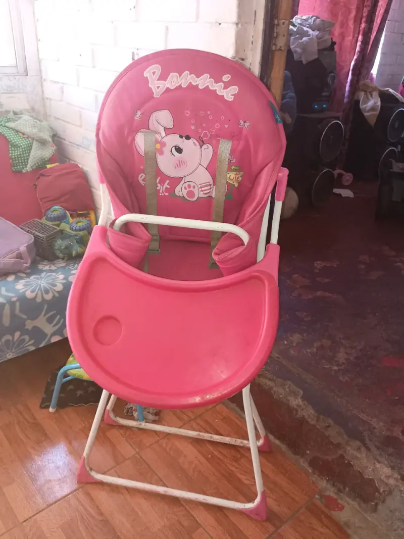 Silla alta para bebé rosada - 2
