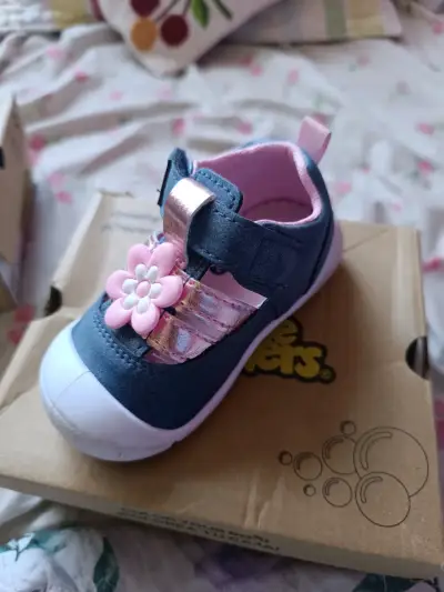 Zapato infantil azul con flor - miniatura 1