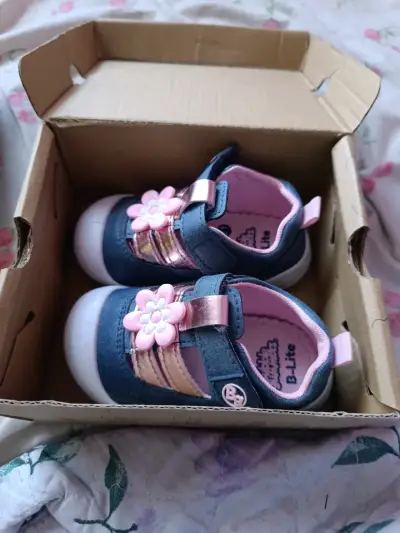 Zapato infantil azul con flor - miniatura 2
