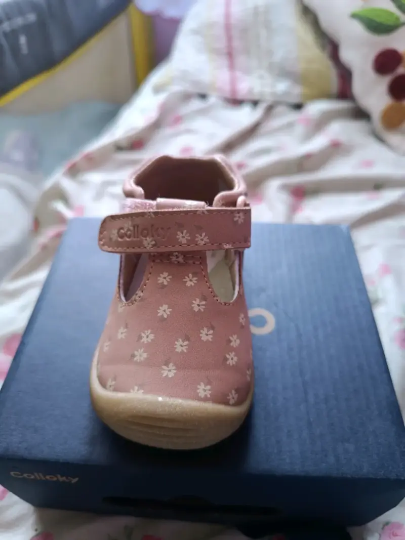 Zapato infantil rosado con diseño floral - 1
