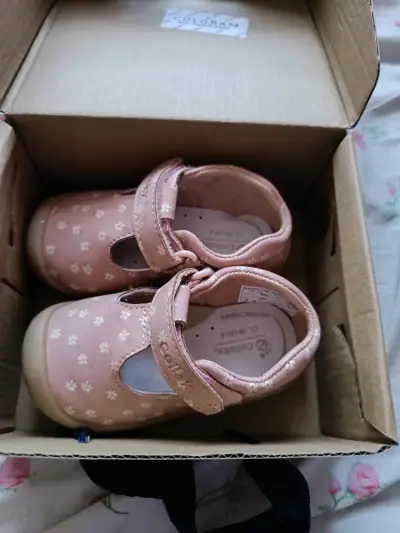 Zapato infantil rosado con diseño floral - miniatura 2