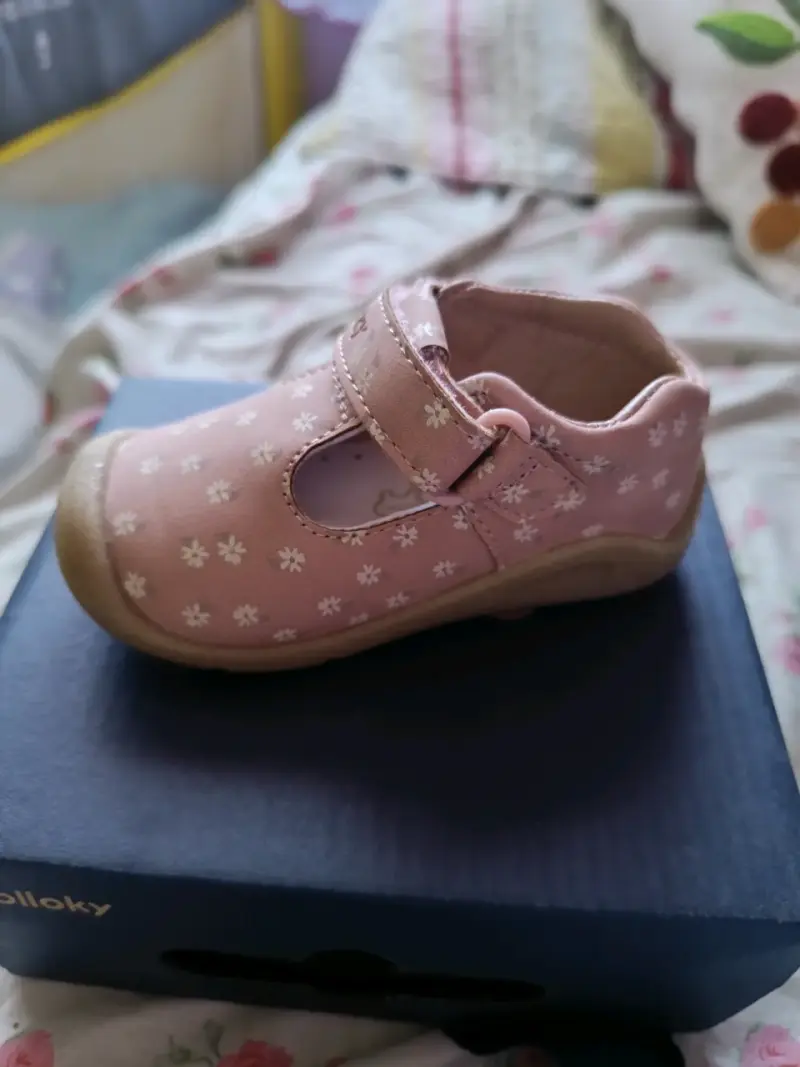 Zapato infantil rosado con diseño floral - 3