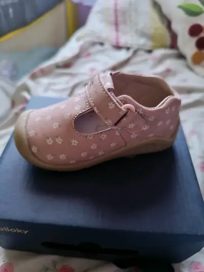 Zapato infantil rosado con diseño floral - miniatura 3