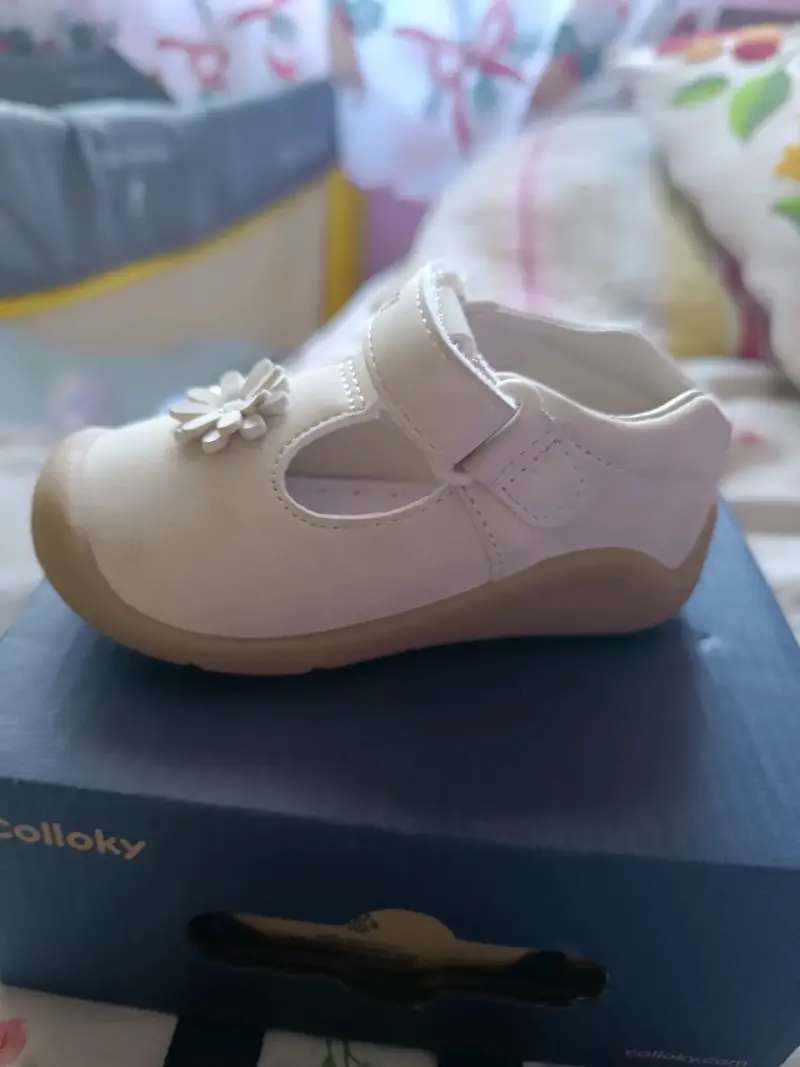 Zapato blanco de bebé con flor - 1