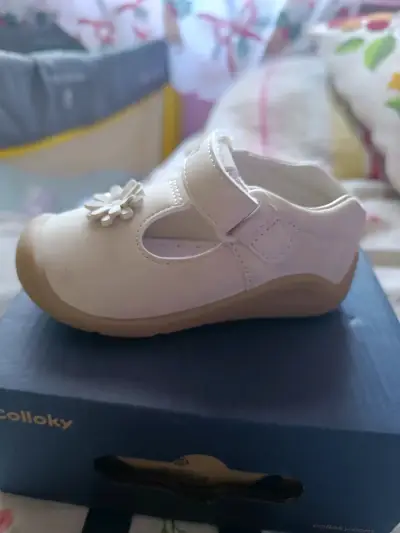 Zapato blanco de bebé con flor - miniatura 1