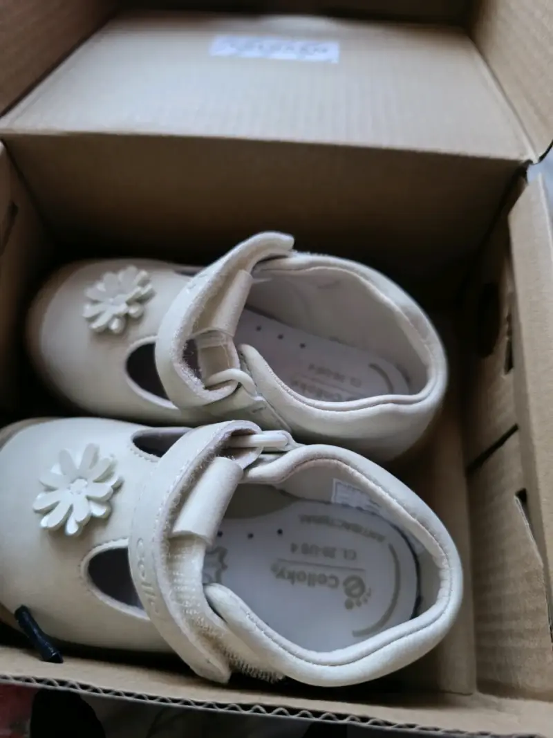 Zapato blanco de bebé con flor - 2