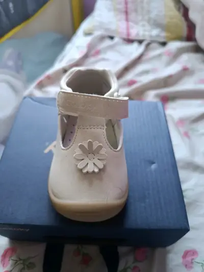 Zapato blanco de bebé con flor - miniatura 3