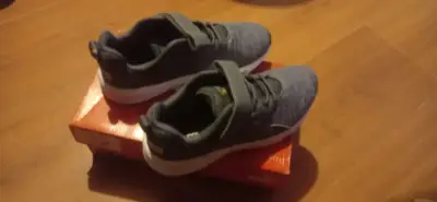 Zapatillas deportivas gris con velcro numero 35 - miniatura 1