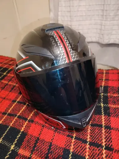 Casco de moto negro con rayas - miniatura 1