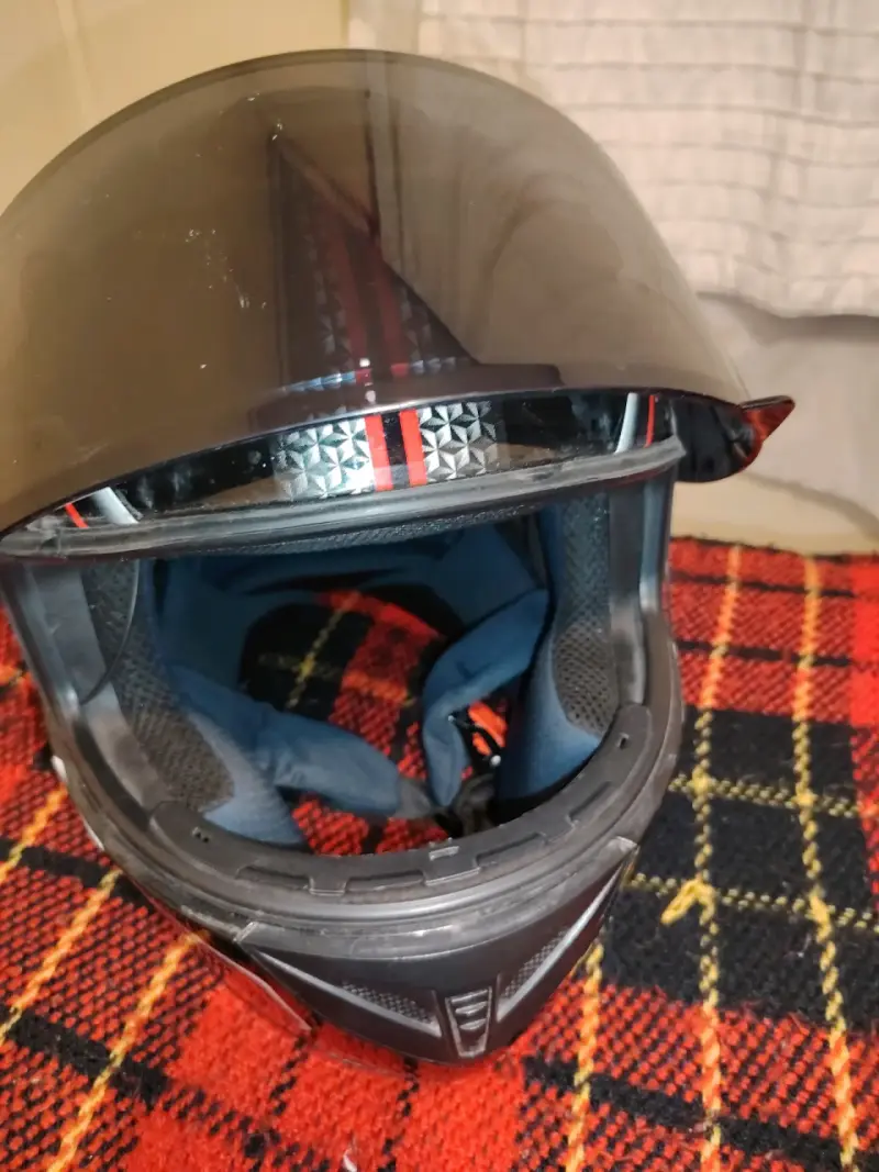 Casco de moto negro con rayas - 2