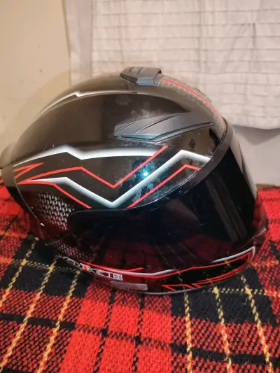 Casco de moto negro con rayas - miniatura 3