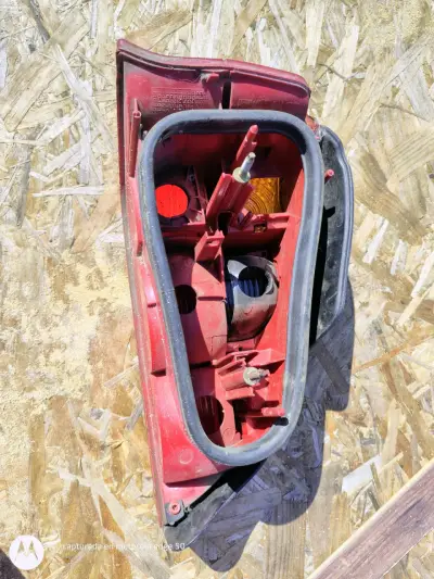 Luz trasera izquierda Peugeot 106 - miniatura 1
