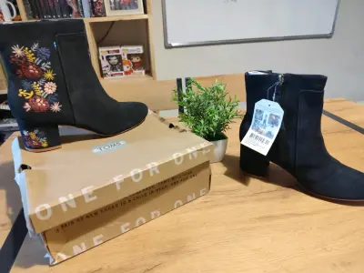Botines TOMS negros bordados - miniatura 3