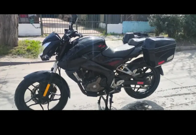 Moto deportiva negra con alforjas