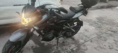 Motocicleta negra con baúl trasero - miniatura 4