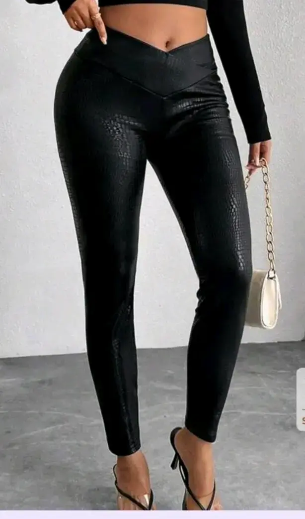 Pantalones negros estilo cuero - 1