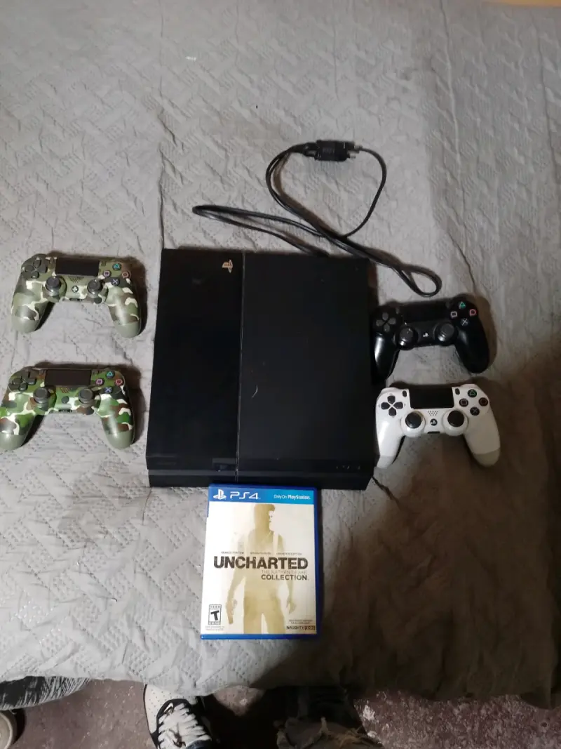 Consola PS4 con 4 controles y juego