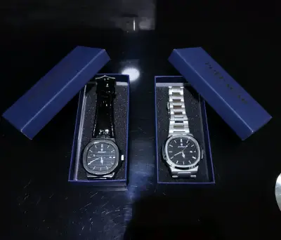 Dos relojes de pulsera elegantes - miniatura 1