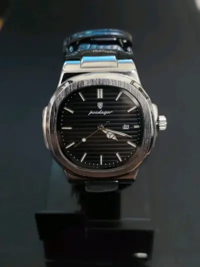 Dos relojes de pulsera elegantes - miniatura 3