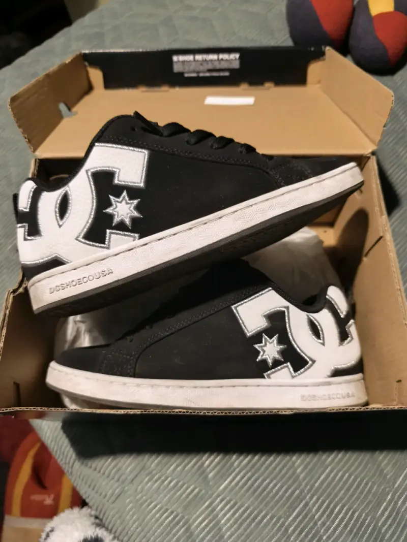 Zapatillas DC negras y blancas