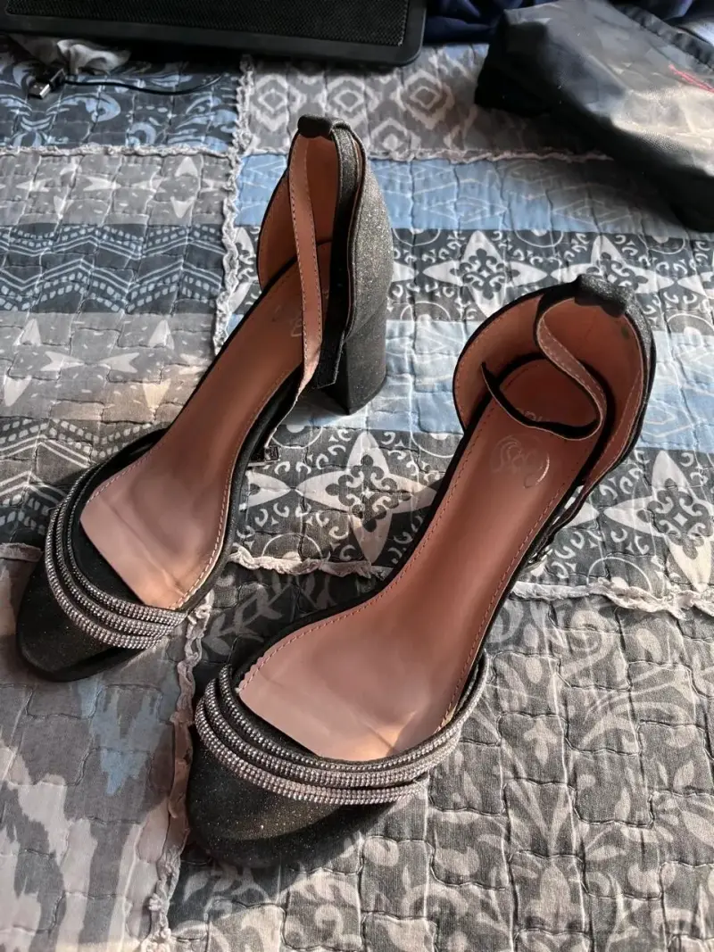 Tacones negros con brillos