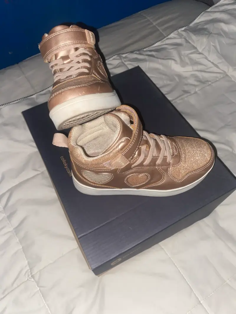 Zapatillas doradas para niña - 3