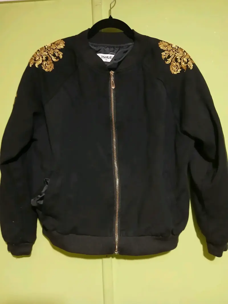 Chaqueta negra con bordado dorado
