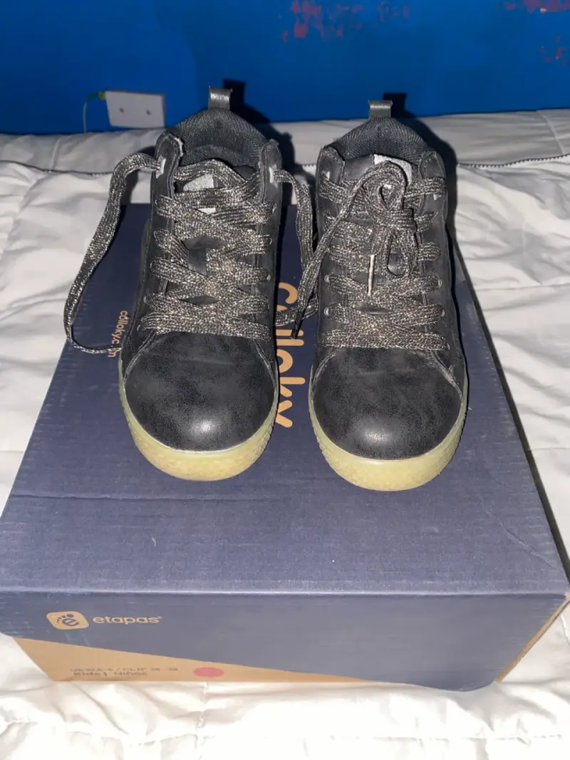 Zapatillas negras con suela de goma - 1