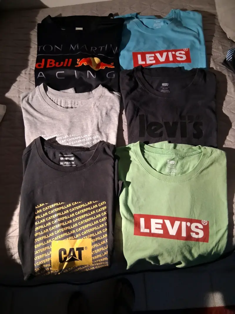 Lote de poleras Levi's y CAT - 1