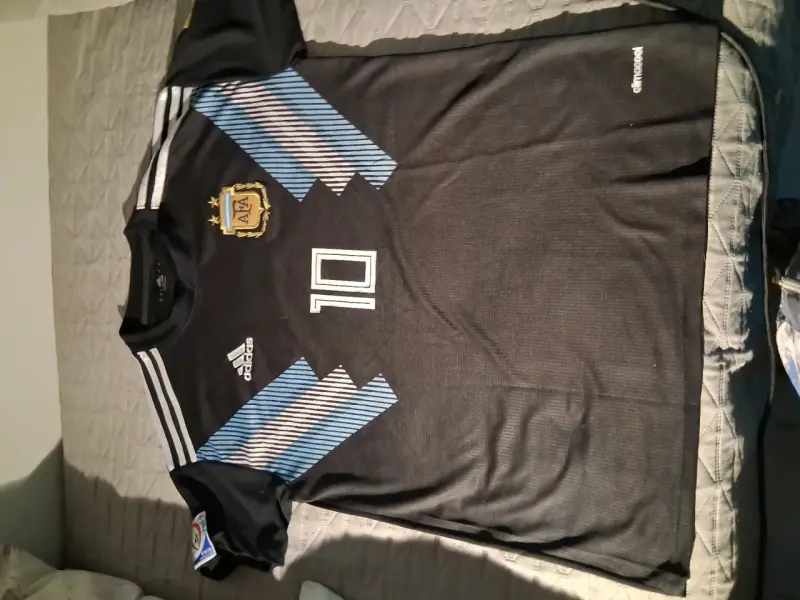 Lote de poleras Levi's y CAT - 2