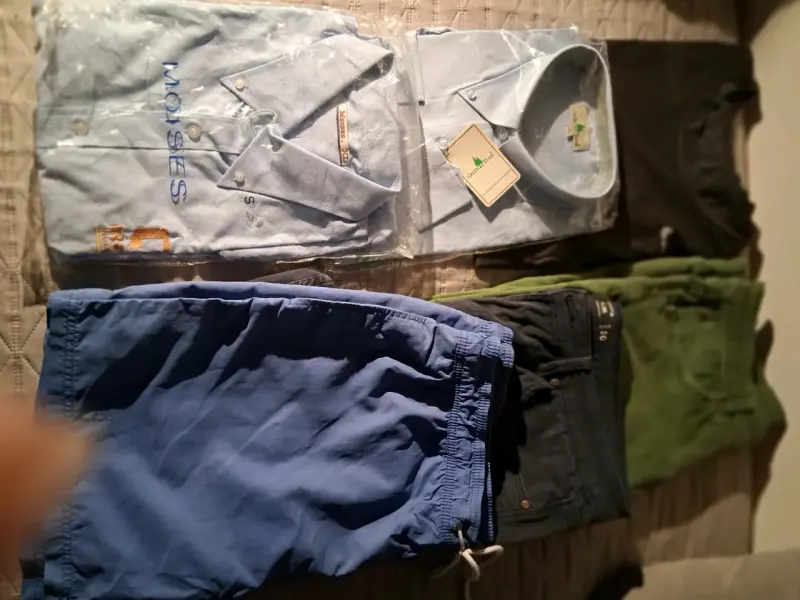 Lote de poleras Levi's y CAT - 4